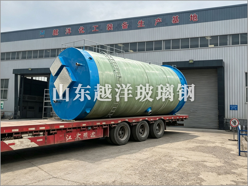 装车准备出发的玻璃钢一体化泵站